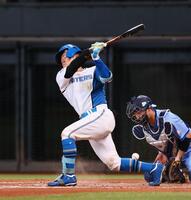 　７回、空振り三振を喫する梅林（撮影・中島達哉）