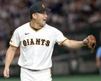 　１回表を終え、ベンチに戻る田中将