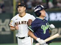 　３回、石川（右）を投ゴロに仕留めた田中将