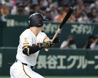 　３回、泉口が左前に先制打を放つ