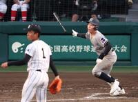 　１１回、右前に勝ち越し適時打を放つ叡明・田口遼平。投手は津田学園・桑山皓太朗（撮影・中田匡峻）