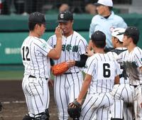 　４回、マウンドに集まった際、顔を拭いてもらう津田学園・桑山皓太朗（撮影・中田匡峻）