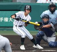 　３回、スクイズを決める津田学園・正木瑛真（撮影・中田匡峻）