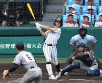 　４回、適時打を放つ津田学園・田北怜央（撮影・中田匡峻）