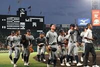 　試合に敗れた叡明ナイン（撮影・石井剣太郎）