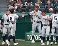 　６回裏の守備を終えた田口遼平（６）らを見つめる叡明・中村要監督（奥）＝撮影・中田匡峻