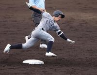 　５回、適時二塁打を放った叡明・根本和真は二塁を回る際、転倒する（撮影・中田匡峻）