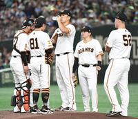 　４回、ヤクルトに同点に追いつかれた田中将（中）＝撮影・佐藤厚