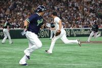 　４回、オスナ（左手前）に同点打を許した田中将