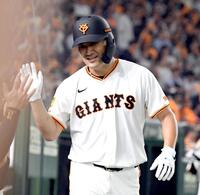 　３回、泉口の左前打で生還し笑顔でベンチに戻る田中将（撮影・佐藤厚）