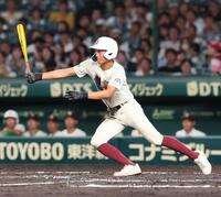 　４回、先制適時打を放つ旭川志峯・石田健心（撮影・石井剣太郎）