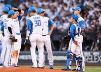 　７回途中で降板となった達（右）＝撮影・中島達哉