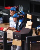 　１回、戦況を見つめる新庄監督（右）＝撮影・中島達哉