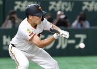 　５回、田中将が送りバントを決める