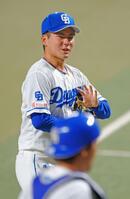 　２回を投げ終え、ベンチに戻る金丸