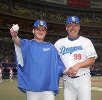 　プロ初勝利を挙げ、井上監督（右）と握手を交わす金丸（撮影・北村雅宏）