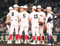 　４回、広陵・堀田昂佑（右から２人目）のもとに集まるナイン（撮影・石井剣太郎）
