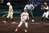 　５回、旭川志峯・億貞壮汰（左）を空振り三振に斬り、ほえる広陵・堀田昂佑（撮影・中田匡峻）