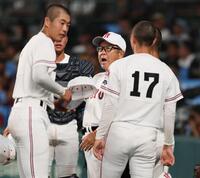 　５回を終え選手に声をかける広陵・中井哲之監督（撮影・石井剣太郎）