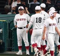 　４回の守備を終えたナインに声をかける広陵・中井哲之監督（撮影・中田匡峻）