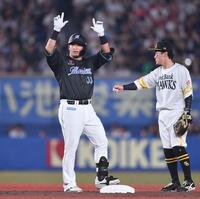 　３回、先制の左越え適時二塁打を放ちポーズを決める池田（左）。二塁手・牧原大（撮影・開出牧）