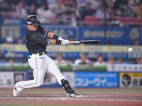 　３回、先制の左越え適時二塁打を放つ池田（撮影・開出牧）