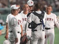 　１回の攻撃を前にナインと話す広陵・中井哲之監督（左端）＝撮影・石井剣太郎