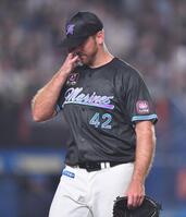 　６回、佐藤に勝ち越しの右前適時打を打たれがっくりのサモンズ（撮影・開出牧）