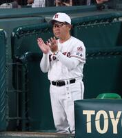 　７回、広陵・白髪零士が犠飛を放ち、ベンチで手をたたく中井哲之監督（撮影・中田匡峻）