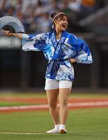 　夏祭りの法被を着て、ダンスを披露するファイターズガールの鈴木志織さん（撮影・中島達哉）