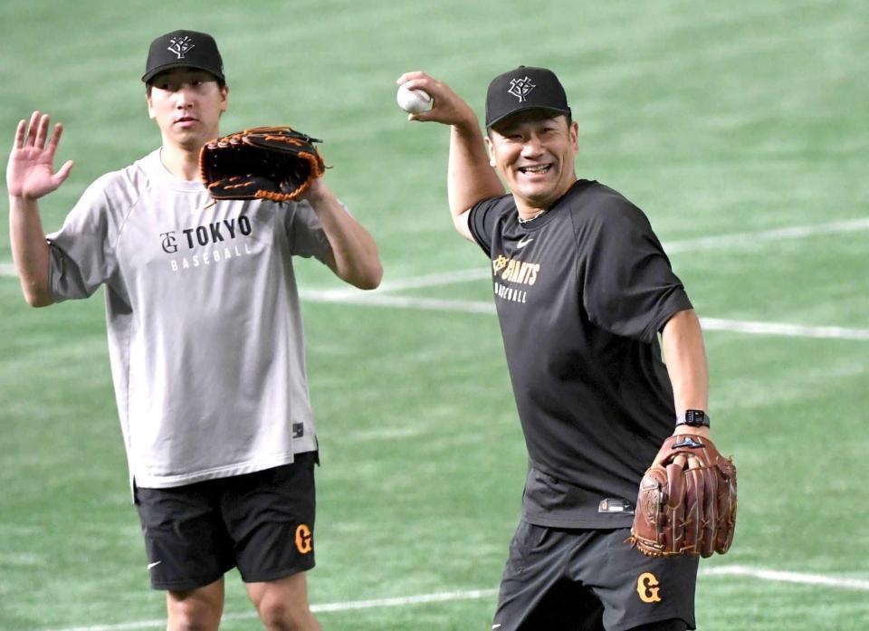 　大勢（左）とノックを受ける田中将