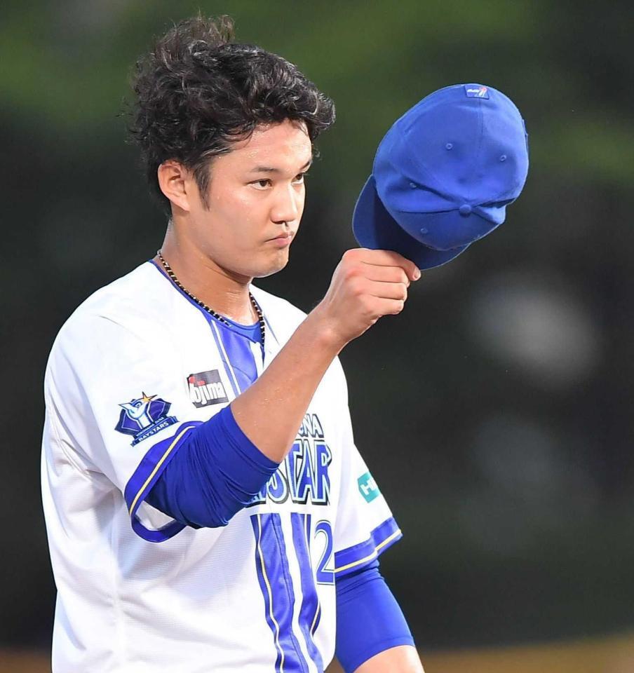 　２回、山瀬に死球を与え帽子を取る藤浪（撮影・開出牧）