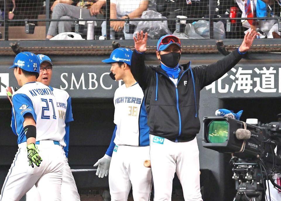 　６回、清宮幸のソロを喜ぶ新庄監督（撮影・中島達哉）