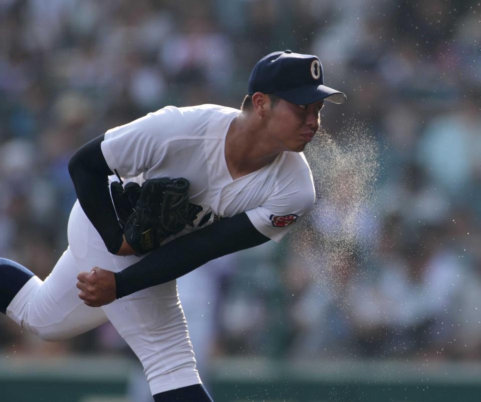 　汗を飛ばし力投する沖縄尚学・末吉（撮影・坂部計介）