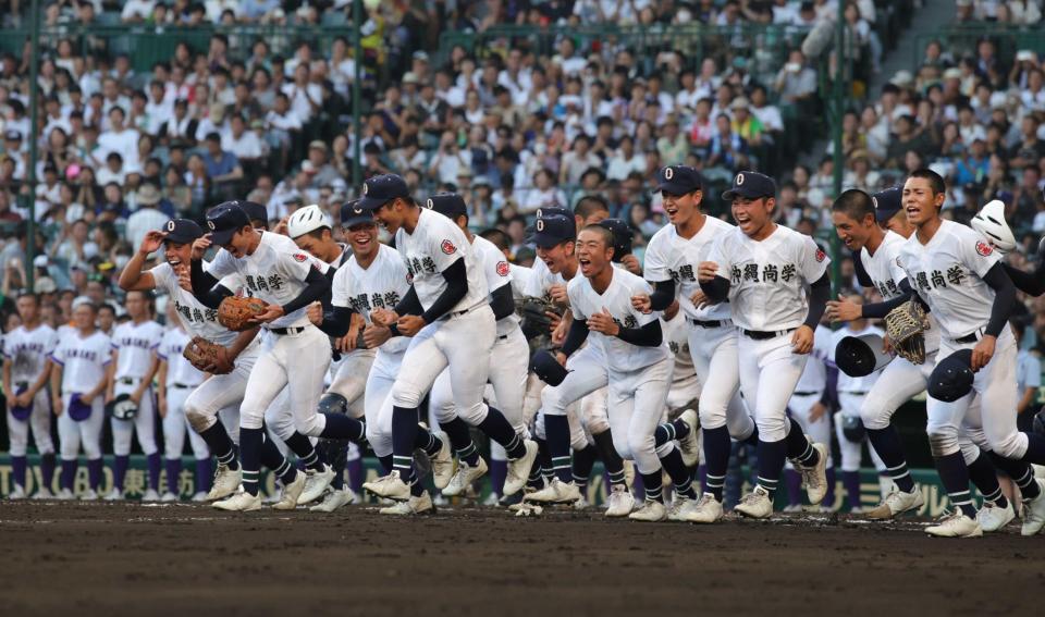 　初戦突破に大喜びで駆け出す沖縄尚学ナイン（撮影・坂部計介）