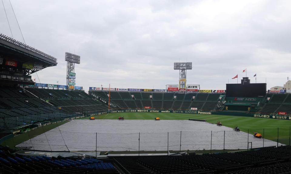 　天候不良で午前の部が中止となり、グラウンドにはシートが敷かれる（撮影・山口登）