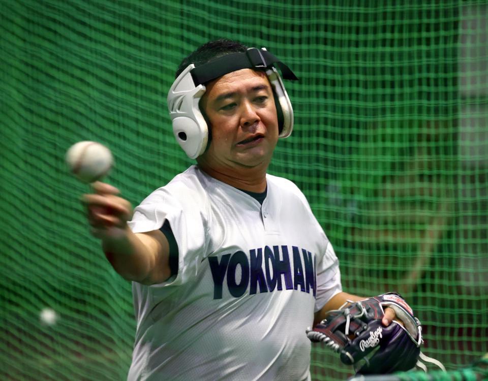 　打撃投手をする横浜・村田浩明監督（撮影・山口登）