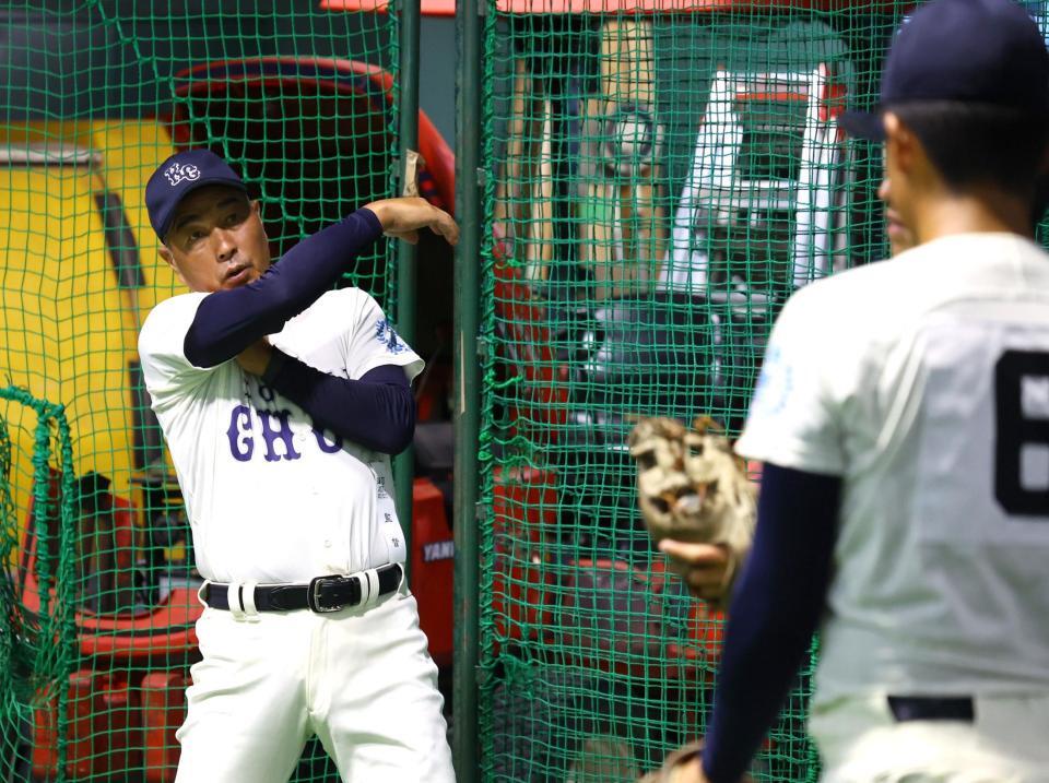 　選手にアドバイスする高知中央・山野司監督（撮影・山口登）