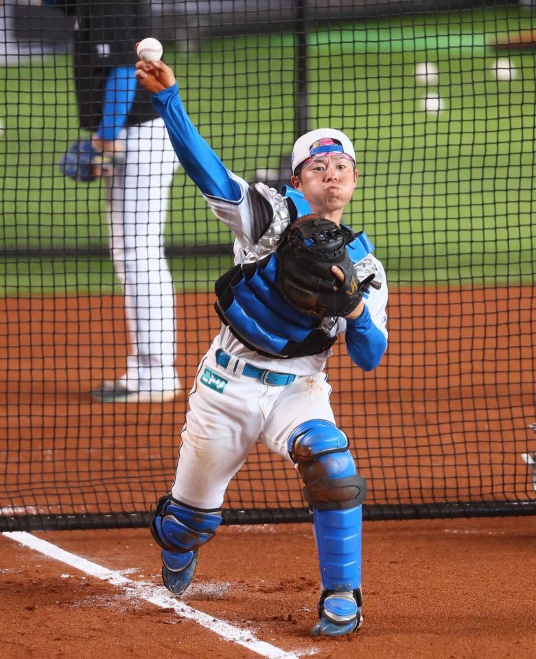 　一軍に合流し、捕手練習をする梅林（撮影・中島達哉）