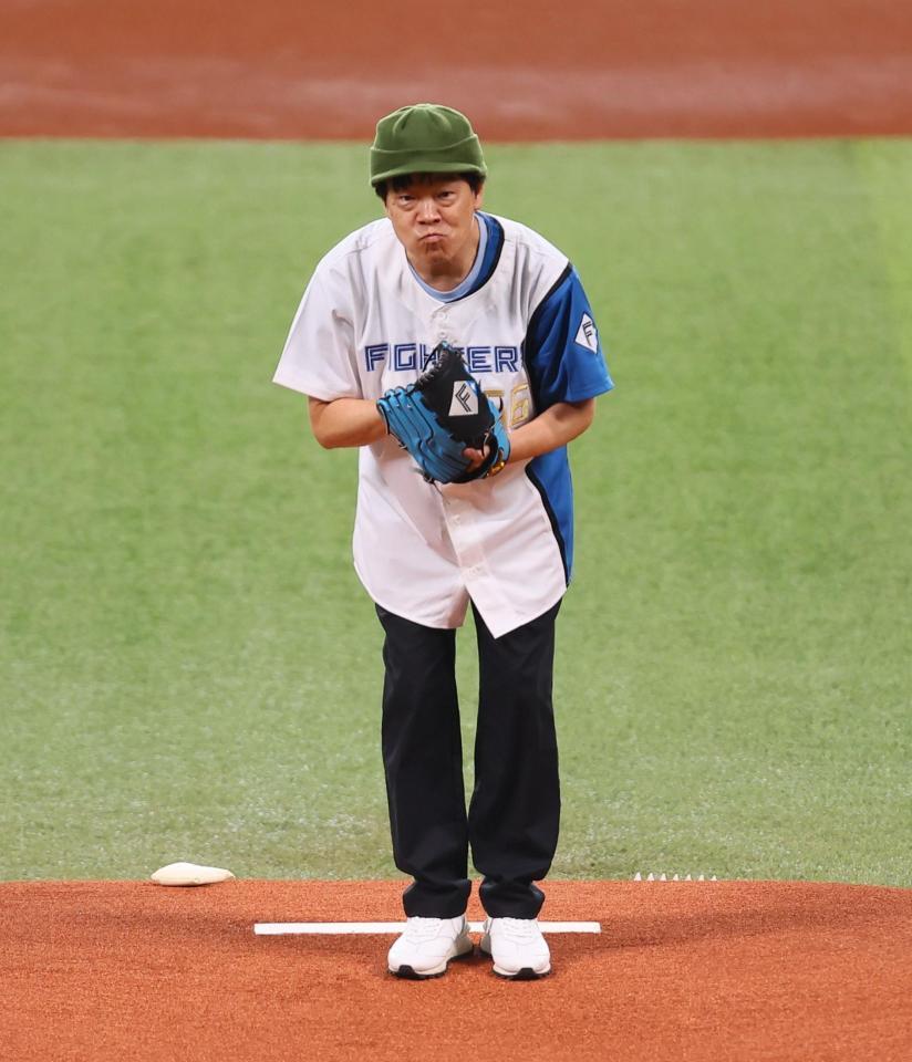 　ファーストピッチセレモニーに登場した蛍原徹（撮影・中島達哉）