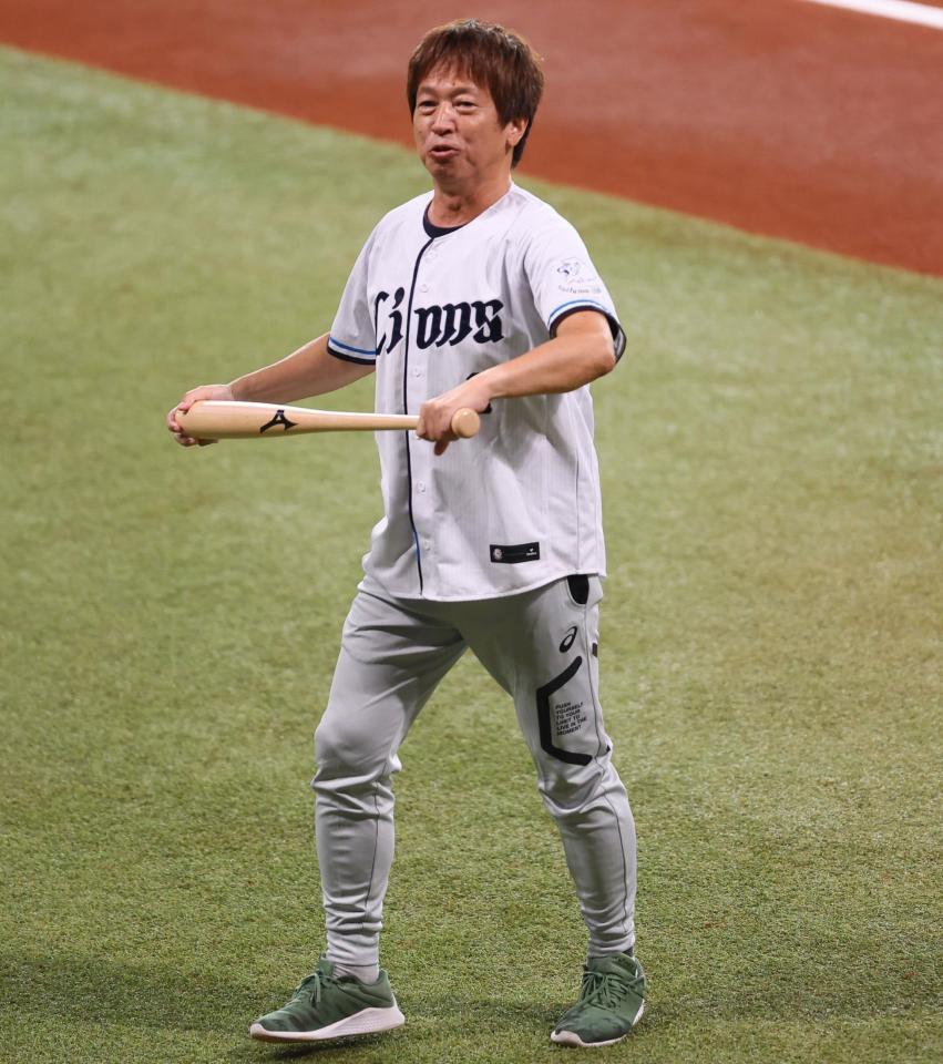 　ファーストピッチセレモニーに登場したちゃらんぽらん・冨好（撮影・中島達哉）