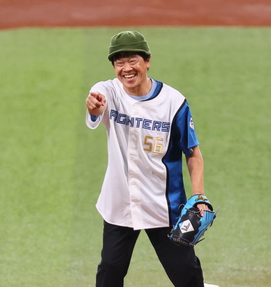 　ファーストピッチセレモニーで投球し、笑顔を見せる蛍原徹（撮影・中島達哉）