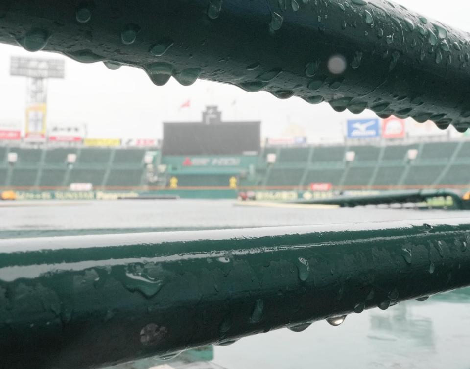 　天候不良のため、予定していた午前の試合の２試合が順延となった甲子園球場