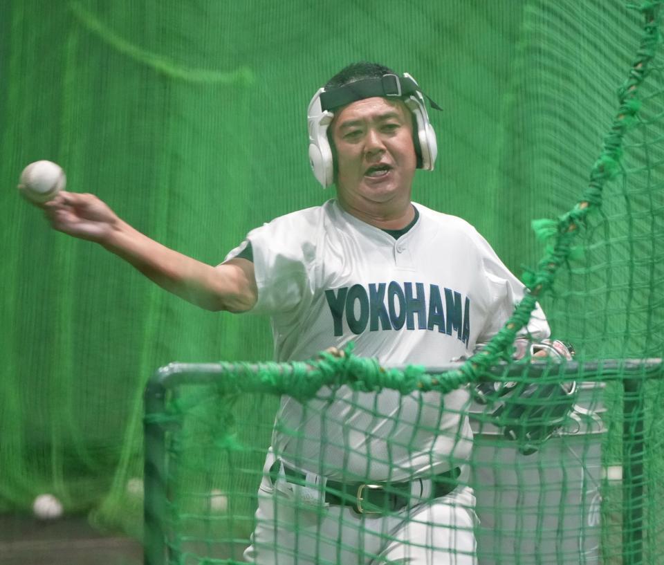 　室内練習場で打撃投手を務める横浜・村田監督