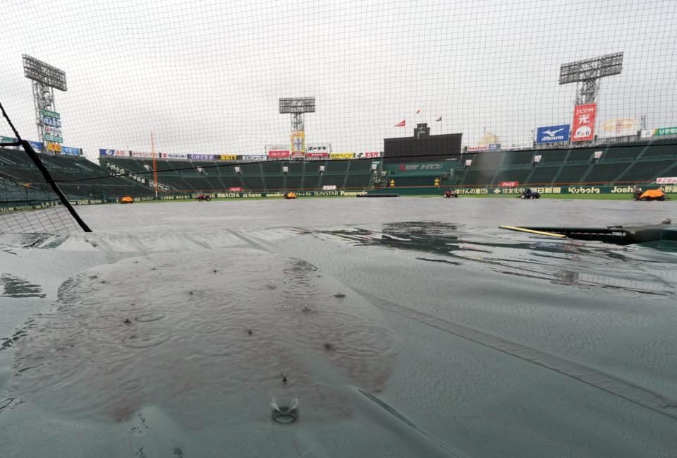 　天候不良のため、予定していた午前の２試合が順延となった甲子園球場