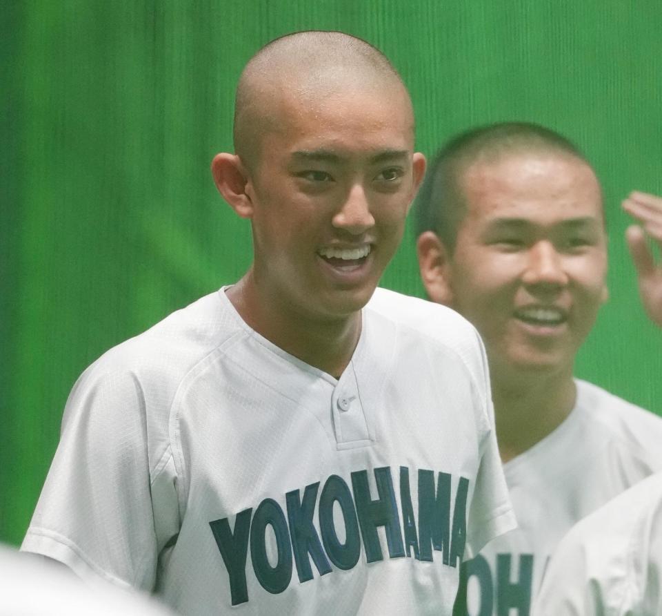 　練習で笑顔を見せる横浜・織田