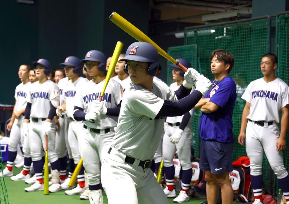 　中止となり室内練習場で練習する奥村頼人（中央）ら横浜ナイン（撮影・山口登）