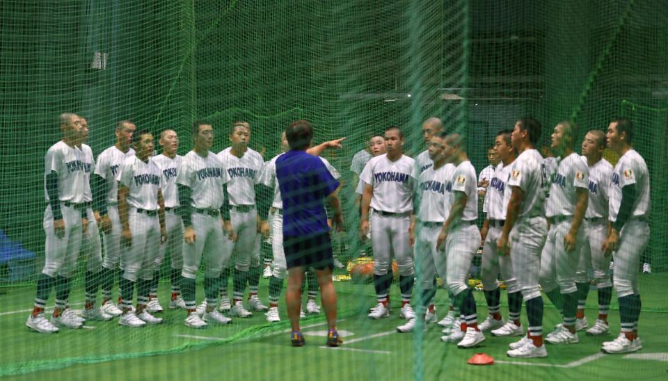 　室内練習場で練習する横浜ナイン（撮影・山口登）