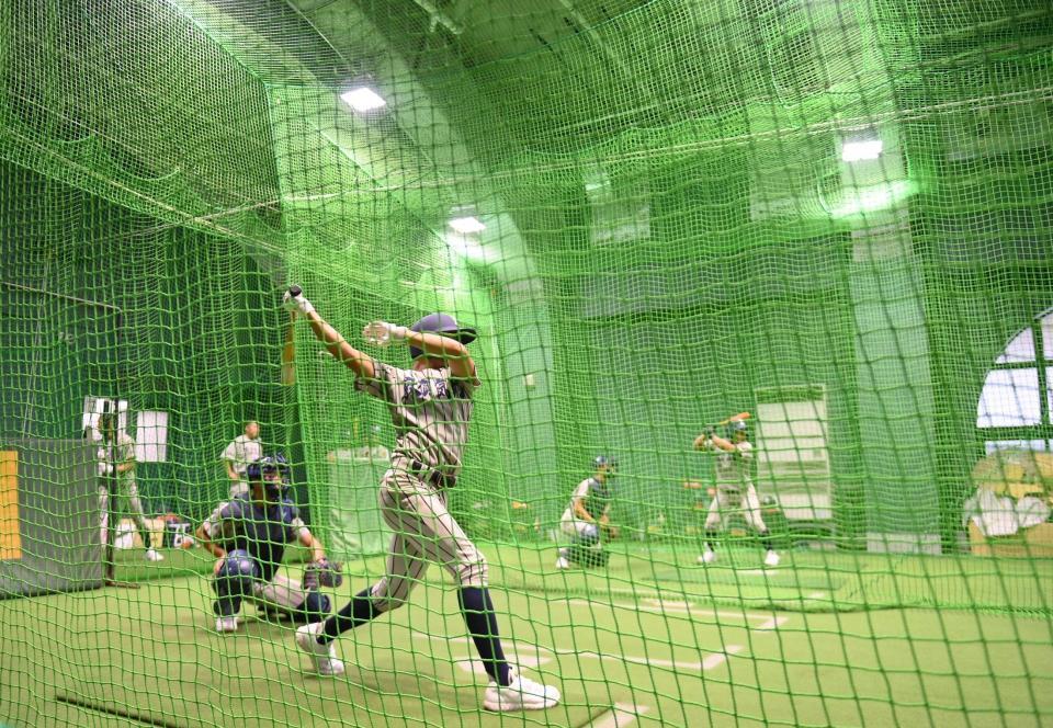　降雨で試合中止となり、室内で調整する敦賀気比ナイン（撮影・西田忠信）