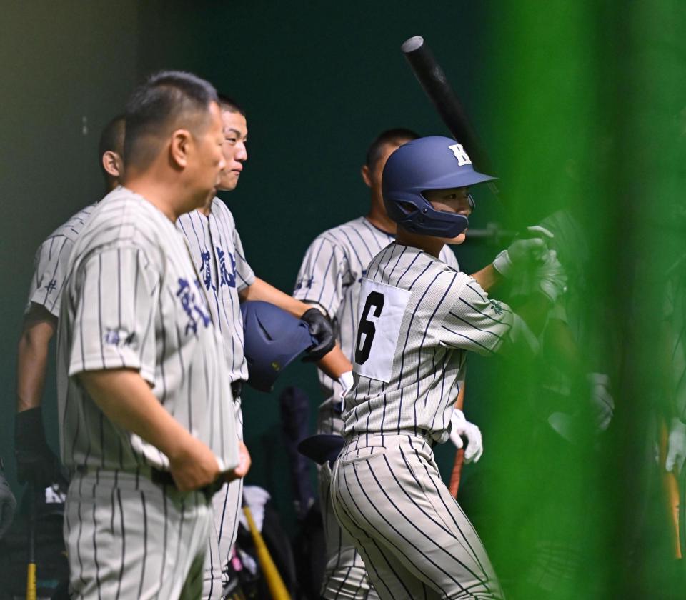　室内で調整する敦賀気比・岡部飛雄馬（６）。左は東哲平監督（撮影・西田忠信）